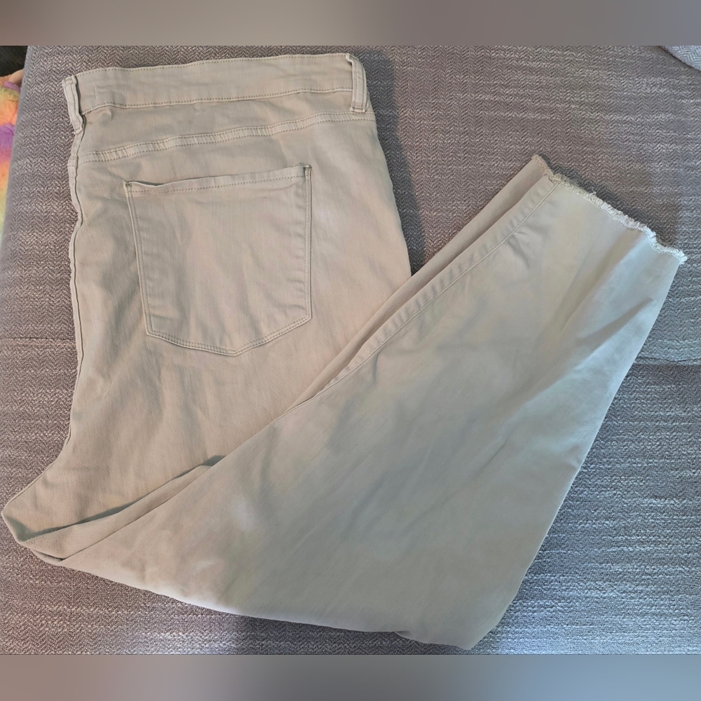 NWOT Juniors Plus Size 24W Light Wash Distressed Ankle Length Jeans 3X Stretchy
